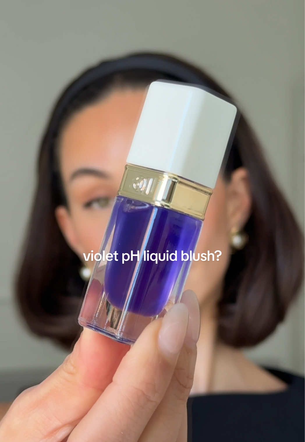 Let’s try a violet pH blush together 💜 The formula of the @Dolce & Gabbana Violet Liquid Blush reacts to your skin’s pH to create a custom shade just for YOU ✨  It starts off bright violet, then transforms into the perfect natural flush that lasts up to 10 hours and it’s buildable - I love it 💜 #makeup #blush #DGbeauty #DGmakeup #makeuptutorial #blushtutorial #productreview #review 