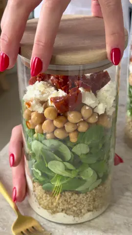 MEALPREP Salade à emporter 🥗 Avec le soleil qui arrive, l’été et la chaleur rien de mieux que des bonnes salades. Aujourd’hui je vous propose une version proteinée à emporter 😋   LES INGRÉDIENTS (pour 1 portion)  :  50gr Mâche  50gr Quinoa (poids cru)  120gr Pois chiche 20gr Tomates séchées  25gr Fêta Sauce : 50gr Fromage blanc, 1càs Moutarde, Ail en poudre, Sel, Poivre  LA RECETTE :  Cuire le quinoa en suivant les indications du paquet.  Mélanger les ingrédients de la sauce ensemble.  Dans un bocal déposer dans cet ordre : la sauce, le quinoa, la mâche, les pois chiche, la fêta et les tomates séchées.  Le bocal ets à stocker au frigo, au moment de déguster vous n’avez qu’à tout verser dans une assiette et à mélanger 🥄 _______________________ 🍪 -5% chez @koro_fr avec le code MARJOLAINE5 🍵 -10% chez @anatae_matcha avec le code MARJOLAINE #nourriture #food #collation #ideerepas #recetteexpress #saladjar #salade #bocal #EasyRecipes #feta #quinoa #foryou #pourtoi 