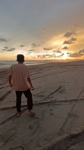 susah senang tetap ngakak😂#fyp #meme #memevideo #lewatberandafyp #kabarinkalofyp #fyppage #4u #foryou #dirumahaja #beach 