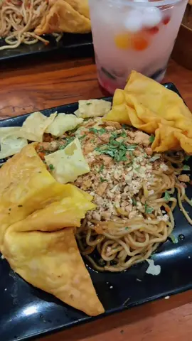 Mentahan video makan mie di gacoan, ngemil dimalam hari,,  nongkrong bareng,, dinner,, cocok buat bahan prank #mentahan #sidoarjo #krian #kopi #nongkrong #ngopibareng #coffeetime #tea #coffee #mentahanquotes #dinner #ngopi #ngopibareng #gacoan #gacoanmemanggil #miegacoan #ngemil 