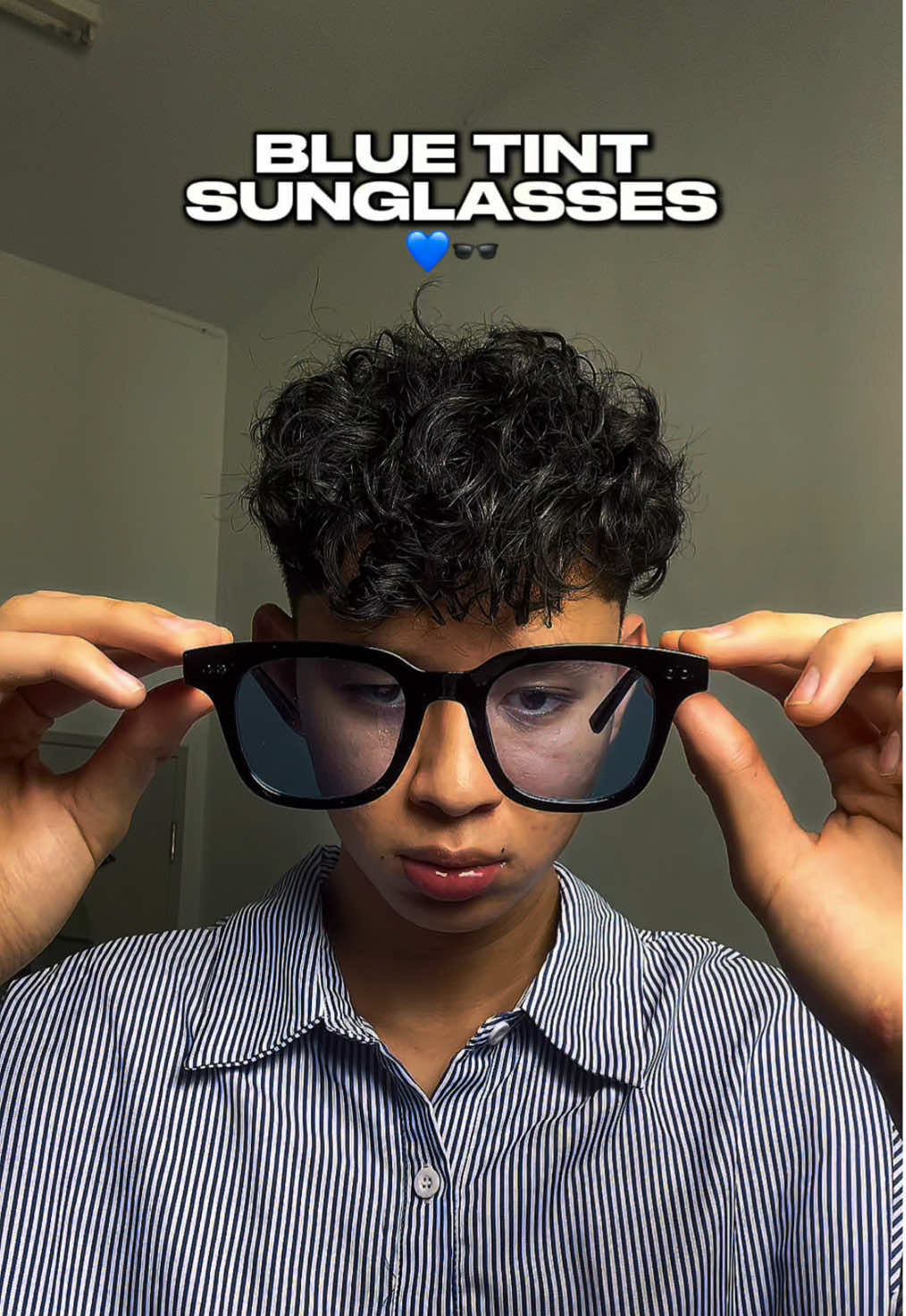 Blue tint sunglasses 💙🕶️ #fyp #foryoupage #sunglasses #tintedsunglasses #tintedglasses #cerminmatamurah #cerminmataviral #accessories 