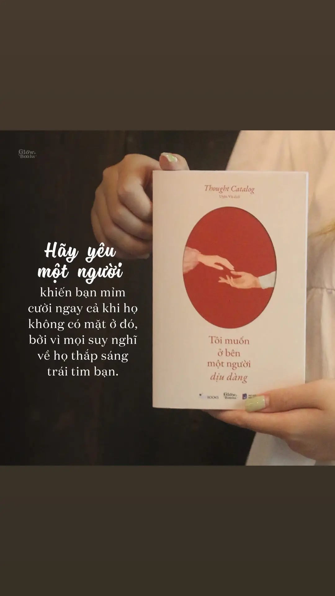 Có những người, chỉ cần nghĩ đến thôi cũng đủ khiến lòng mình dịu lại.  Không cần họ phải ở cạnh, không cần lời nói hay cử chỉ, chỉ một thoáng ký ức về nụ cười ấy, ánh mắt ấy, giọng nói ấy… chỉ cần biết họ vẫn luôn hiện diện trong cuộc sống của mình cũng đủ để một ngày u ám trở nên ấm áp lạ thường.  Họ giống như một ánh nắng nhỏ, len lỏi vào những vùng tối trong tâm trí, sưởi ấm cả những góc tối lạnh lẽo mà chỉ có bản thân mình biết.  Không phải ai cũng may mắn tìm được một người như thế trong đời, nhưng hi vọng bạn sẽ tìm được một ánh mặt trời nhỏ ấm áp dành riêng cho mình