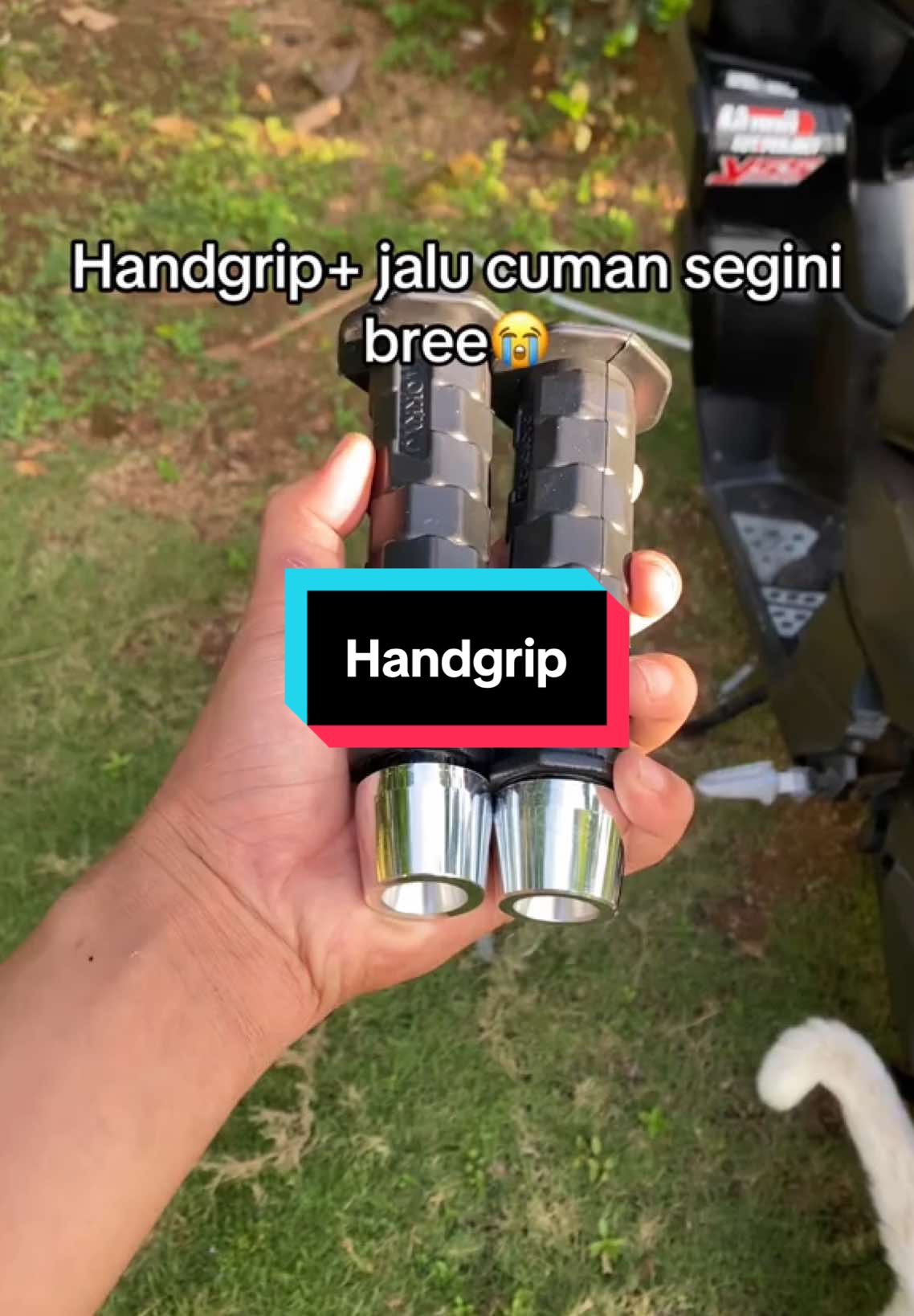 Genggaman makin mantap, tampilan makin keren! Upgrade motormu dengan Handgrip Motor Premium — harga mulai Rp10. 000 an aja! Bahan empuk, anti slip, dan tahan lama. Yuk, buruan order sebelum kehabisan!##HandgripMotor #HandgripMotorMurah #AksesorisMotor #ModifikasiMotor #GripMotor #HandgripKeren #MotorKeren #PartMotorMurah
