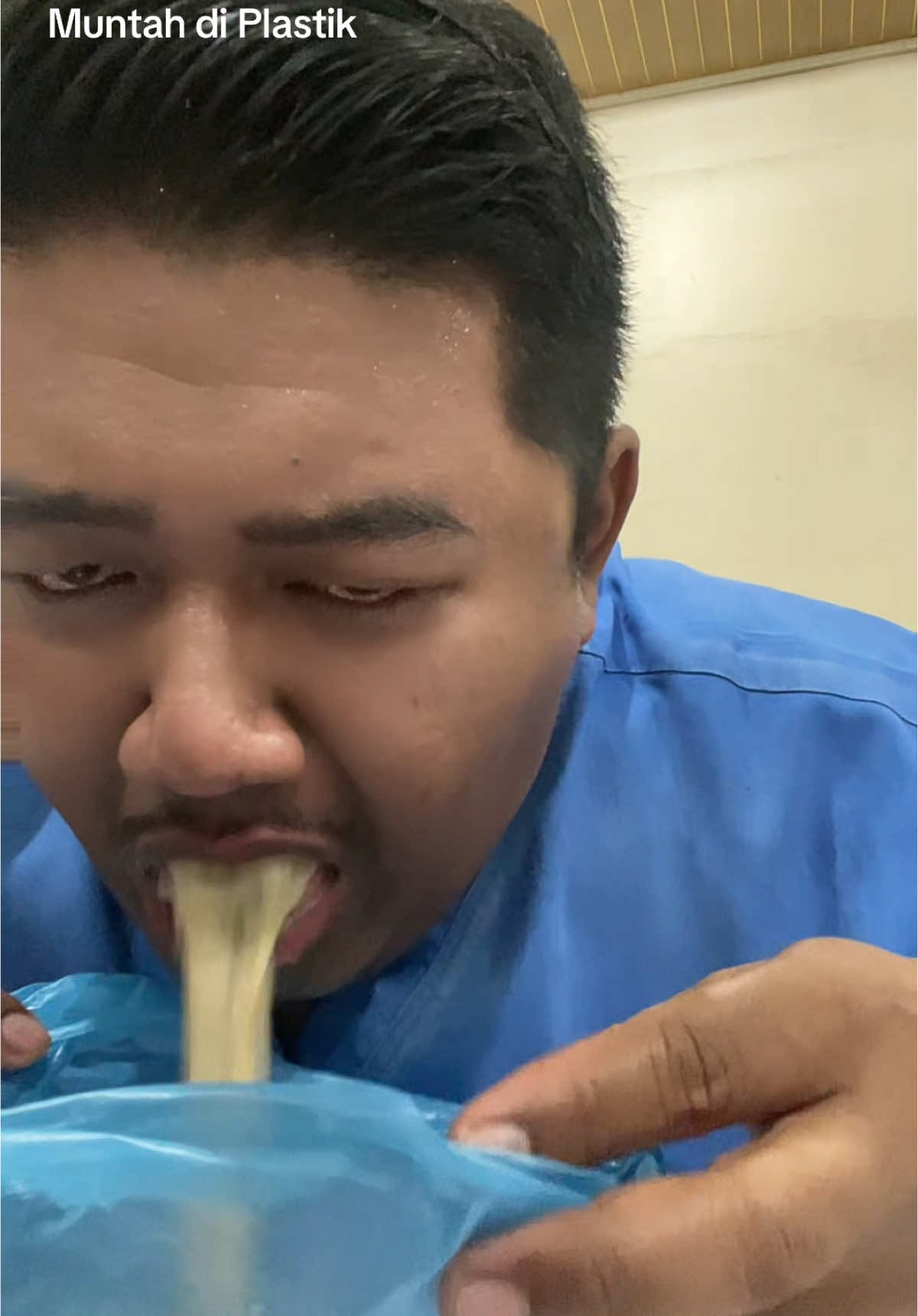 Muntah di plastik 
