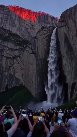 A Cachoeira de Fogo ou Firefall em Yosemite é um fenômeno natural que ocorre na Cachoeira Rabo de Cavalo (Horsetail Fall), uma cachoeira no Parque Nacional de Yosemite, Califórnia, nos Estados Unidos, durante 1 semana do mês de fevereiro.