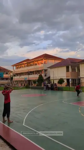 Kegiatan Sarapan Pagi sebelum Masuk Jam Sekolah di SMA Pondok Pesantren Riyadhussholihin Al-Islami Boarding School Rocek,Cimanuk Pandeglang. 