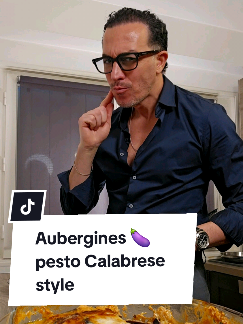 Aubergines 🍆 pesto alla Calabrese Pesto : 1 oignon  1 gousse d'ail  1 poivron rouge (au four 200 degrés 20 min) Ricotta  Une poignée de noix Mixer... 2 aubergines 2 mozzarella Pecorino  Parmesan  Au four à 200 degrés 20/ 30 min  #pourtoi #recettefacile #RecetteRapide #recetteitalienne #italian 