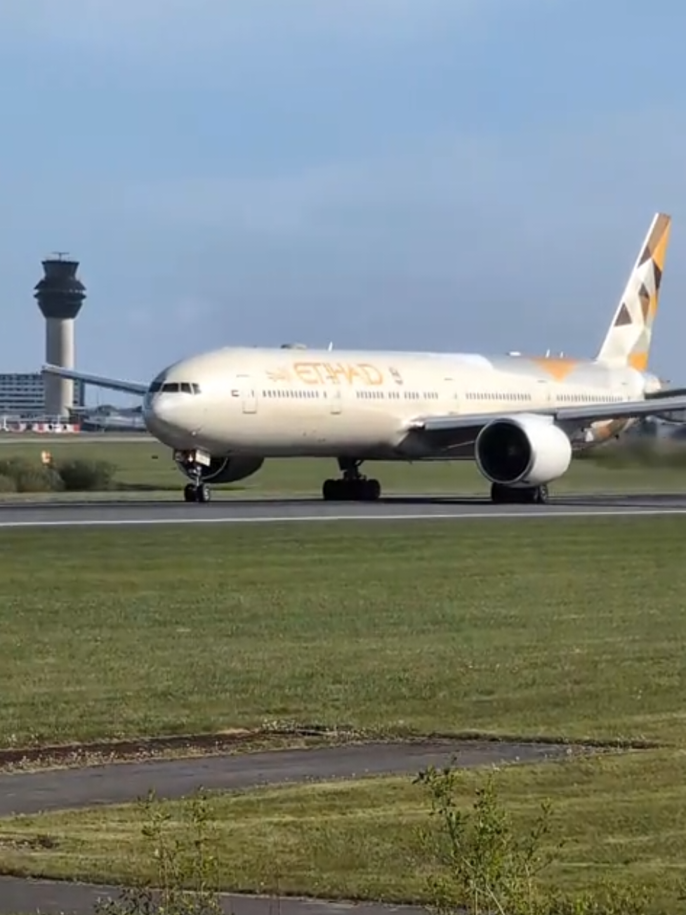 Etihad Airways Boeing 777-300ER with a morning takeoff on route to Abu Dhabi 🇦🇪 #manchesterairport #etihad #viralvideos  #planespotting #fyp #planespotting 