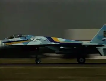 На RIAT 1996 на Су-27 тоді літали українські пілоти з ВПС: 	•	Валерій Ніколаєнко — заслужений льотчик-випробувач, полковник. 	•	Олександр Оксанченко — на той час ще молодий пілот, який пізніше став одним із найвідоміших асів України (відомий як “Сокол України”). Фішки їхнього польоту: 	•	Ефектна “Кобра Пугачова” на дуже малій висоті. 	•	Демонстрація надманевреності Су-27 при майже нульовій швидкості. 	•	Дуже щільні й чіткі розвороти на граничних режимах літака. Український Су-27 тоді справив сенсацію на шоу — західна преса писала, що “українці показали майбутнє повітряного бою”. Цікавий факт: Після RIAT-96 кілька пілотів НАТО спеціально тренувалися повторити ті фігури, які зробили українці, але далеко не все вдалося навіть на їхніх літаках.