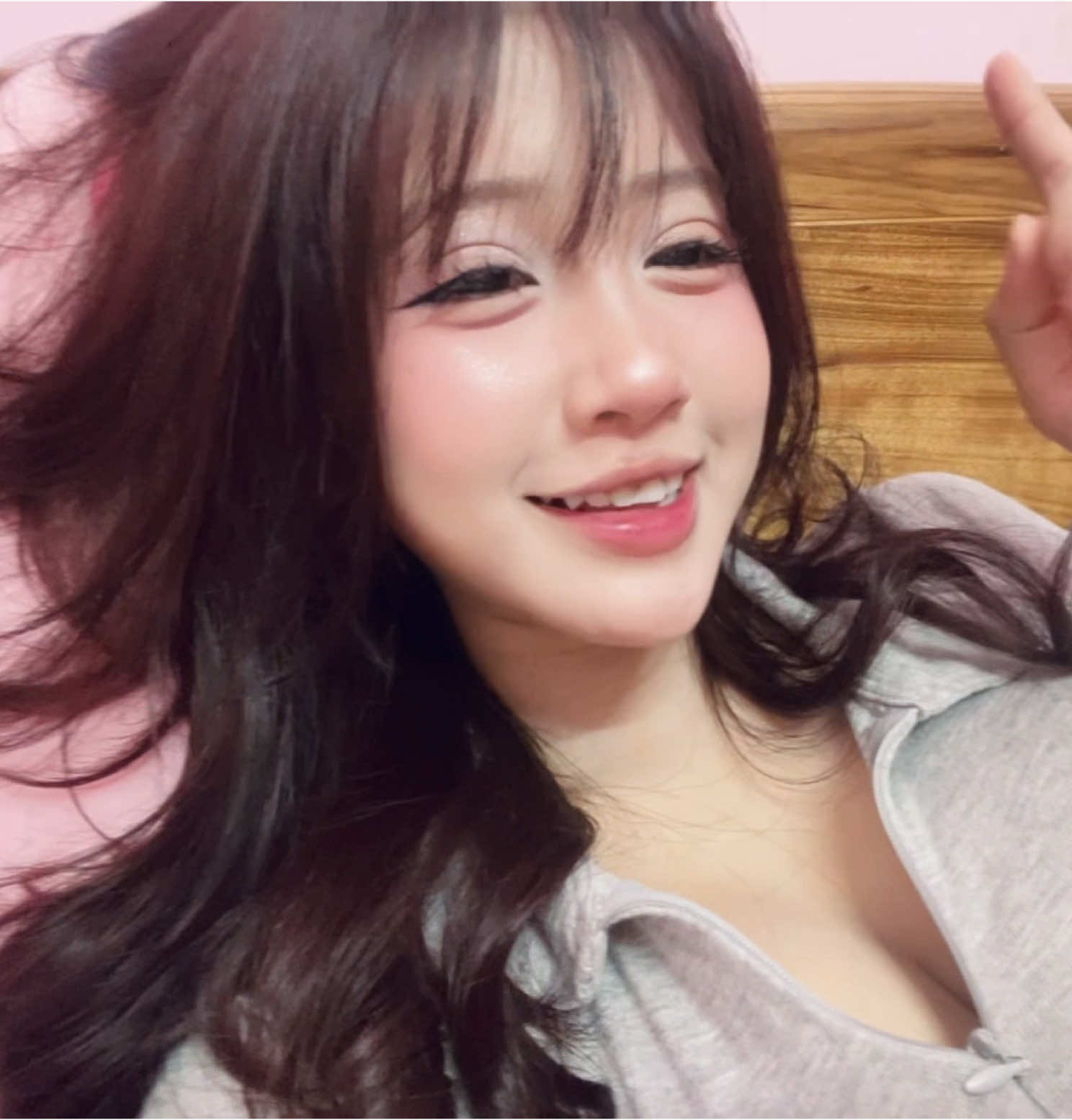 Nắm đôi tay kiu sa dc 1 lần hong ta. >< 