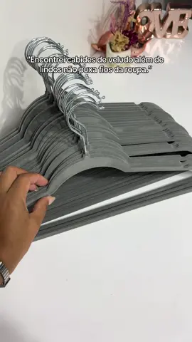 Arrisco dizer que zerei a compra com esse jogo de cabides o melhor achado da vida ele é de veludo e impede que puxe fios da roupa. 😮‍💨 ID: BWG-NAR-QTS #enxoval #casa #achadinhos #casanova #online 