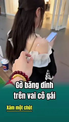 Gỡ hộ băng dính trên vai cô gái. Nào ngờ nó không phải băng dính mà là...#haihuoc #douyin #giaitri #clipvui #shorts #fyp #giaitrivui #gaideptiktok #shortfilm #tiktokviral #tiktok #xuhuong #viralvideo #fypage 