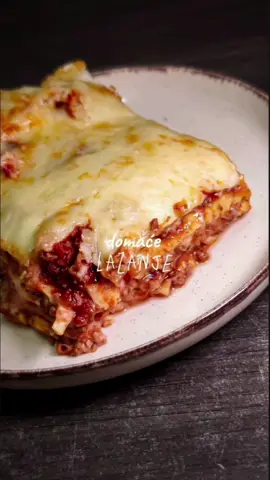 📌 Lazanje  Sastojci: •800gr Mešanog mesa •600gr kačkavalja •2 Crna luka •1L Soka od paradajza •1 Pakovanje kora za lazanje •1 Šargarepa •4-5 Čenjeva belog luka •1 Kašičica šećera  •Čaša crnog vina Za Bešamel: •100gr Maslaca •100gr Brašna •40gr Parmezana •1L Mleka Priprema:  U šerpi zagrejati malo ulja pa dodati crni luk sečen na kocke. Pržiti ga dok ne postane staklast pa dodati šargarepu i beli luk, propržiti još koji minut pa dodati meso. Pržiti ga dok ne promeni boju i tečnost ne ispari. Kada je promenilo boju naliti kuvani paradajz i dodati šećer. Staviti poklopac i kuvati na umerenoj temperaturi oko sat vremena, ako je potrebno dodati po malo vode. Nakon sat vremena skinuti poklopac i dodati začine: muškatni orah, bosiljak, biber i so pa naliti crno vino. Kuvati još desetak minuta da ispari alkohol pa sos ostaviti sa strane i pripremiti Bešamel sos. Priprema Bešamel sosa: U šerpi zagrejati maslac pa dodati brašno i pržiti ga dok ne promeni boju u žuto. Smanjiti temperaturu pa postepeno dodavati mleko uz konstantno mešanje da se ne stvore grudvice. Kada se sos malo zgusnuo dodati mu parmezan i mešati dok ne bude kremasta struktura. Na dno pleha staviti malo bešamel sosa, pa staviti red kora, crveni sos pa ponovo bešamel i kačkavalj. Redosled bi trebao da bude ovakav: kore, crveni sos, bešamel, kačkavalj. Ređati tako da se potroši sav materijal, a da prvo i poslednje u plehu bude bešamel sos. Pleh staviti u zagrejanu rernu na 200° i peći oko 20 minuta. Zatim izvaditi pleh pa od gore staviti kačkavalj koji smo prethodno sačuvali i vratiti u rernu na još 20 minuta da se malo zapeče i kačkavalj otopi. Ja sam koristio bariline kore i one se ne moraju prethodno kuvati, a za sve ostale prvo pogledati uputstvo sa pakovanja. Prijatno! #lazanje #lazanja #lasagne #lasagna #lasaña #lazanya #лазанья #fyp #gastro_gurmanija #cheese 