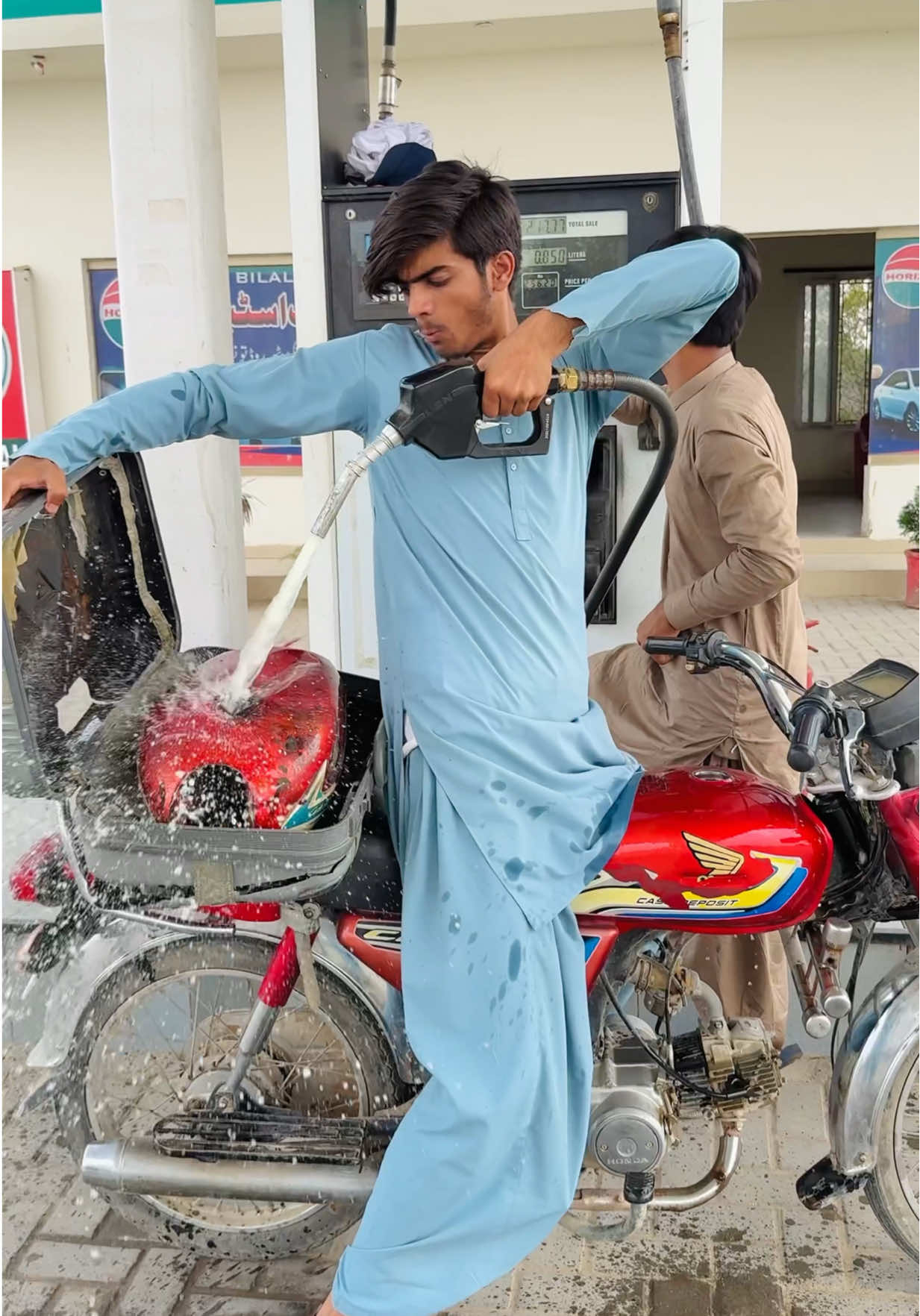 Petrol ⛽️ Akhir Q Choraya😡#fyp #viral_video #shorts #tiktok #comedyvideo #intertainment #trending #dilshadayoub02 #shahzadayoub4 #teammk #zamzamelectronics #flypシ #unfreezemyaccount #foryoupage 