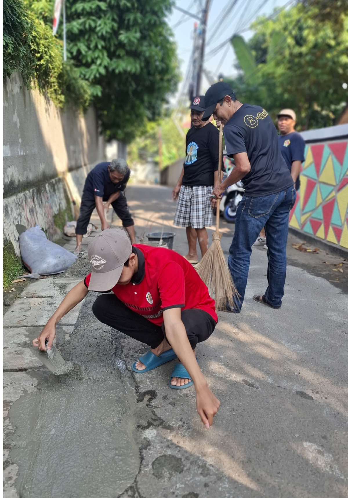 betawi tinggal nyender aja, tau tau kerjaan udah beres🤣 #betawipunyegaye #betawinyablak #khainulyaqin #karangtaruna #cipete 