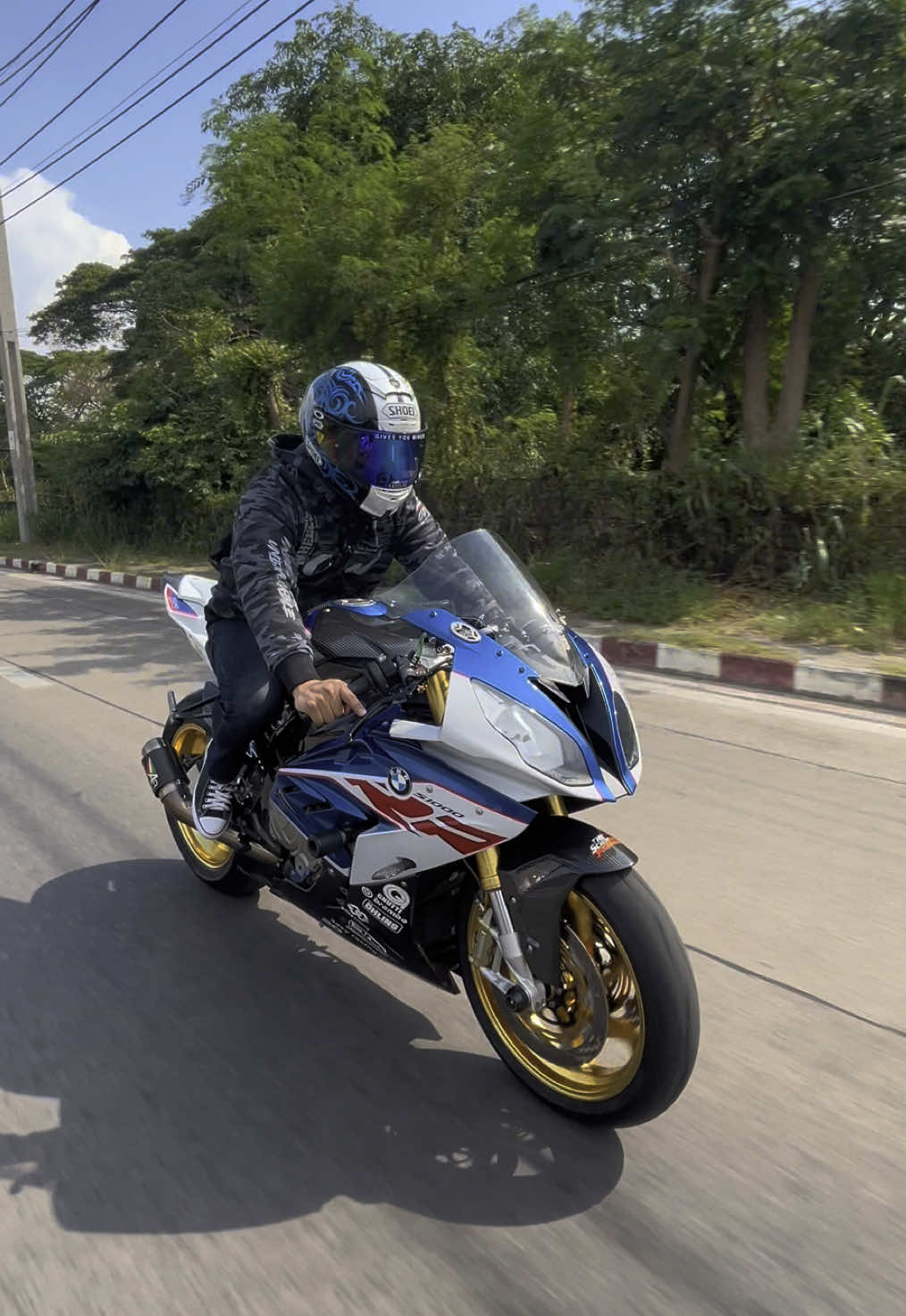 หล่อเกินพี่ชาย🦈 #s1000rr #bmw #otw #banntorgp #สายบันเทิง #สายบันเทิงโซนเชียงใหม่ #ฉลาม #มาเป็นเพื่อนกันเถอะ #bigbike #เปิดการมองเห็น #บิ๊กไบค์ #pov #cnx #fyp 