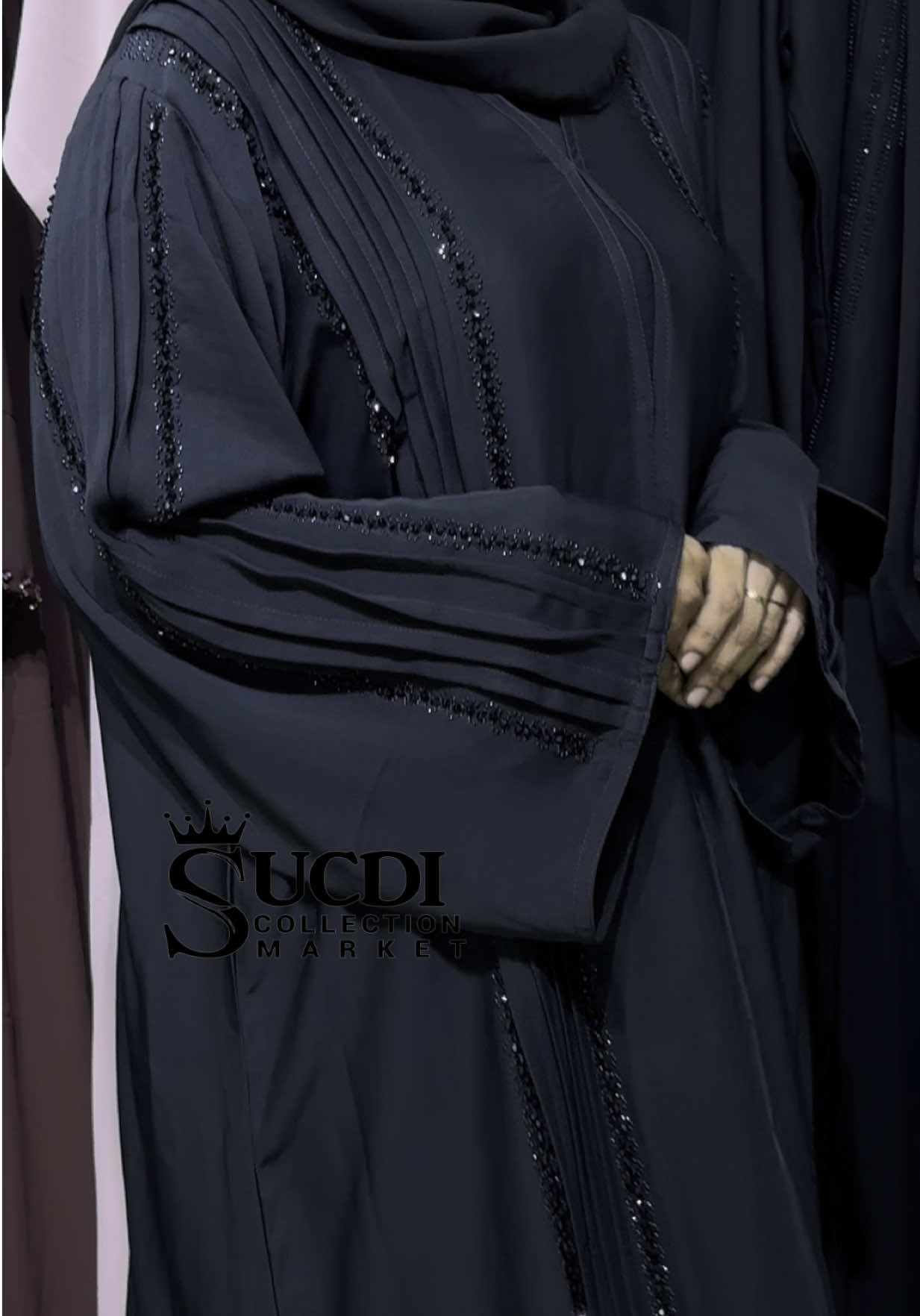 Open abaya oo black qurux badan wayey wana hand made sodhawada hala xirto cabayadaha gabdho size 54 ilaa 62 ayaa heleysan #sucdicollectionmarket #sucdicm #gabdhahasomaliyed #trendingvideo #shoeschallenge #viral_video_tiktok #abayastyle #fyp #model #abaya 