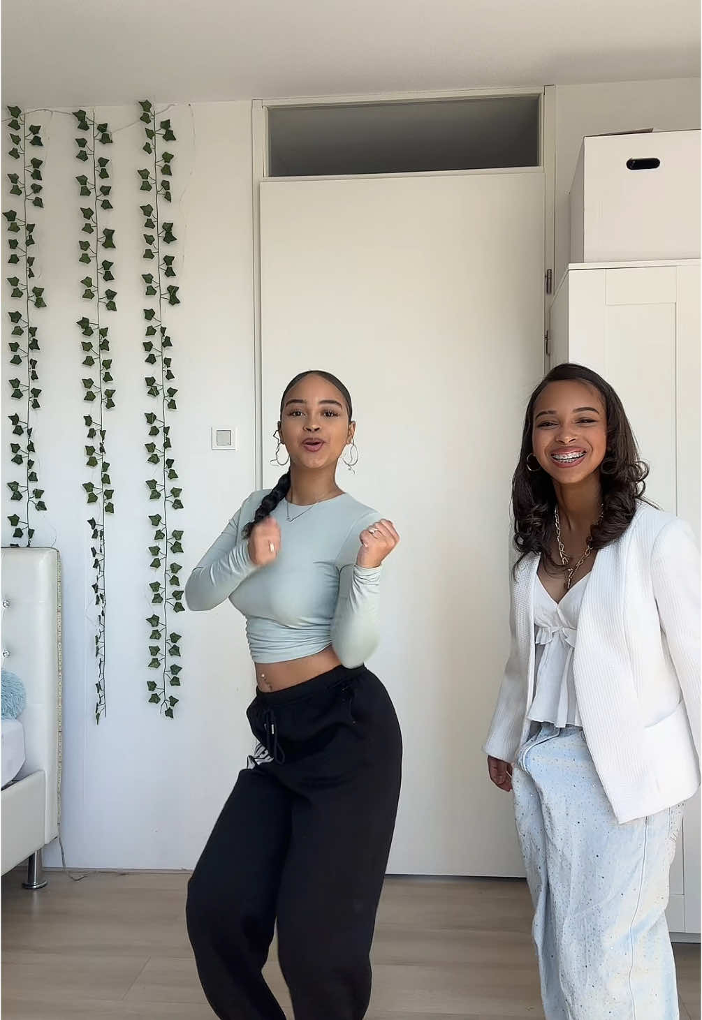 I think she was a little bit too excited…     @*. ✧𝐶𝑙0𝑢𝑑𝑋𝑋𝑌✧ .* #fyp #sister #blowthisup #dancer #zyxbca #xyzabc #viraal #summervibe #dancehall #trendingvideo #dancetrend #destinyjanaya 