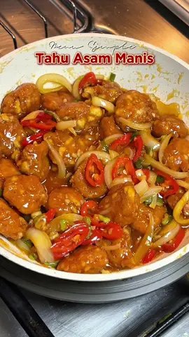 TAHU ASAM MANIS✨ Lagi-lagi menu simple yang bikin nambah nasi terus!😋 Yuk cobain tahu asam manis, masakan ala rumahan yang dijamin bikin ketagihan🤤🔥  Resep Tahu Asam Manis = Bahan tahu krispy : - Tahu 2 potong - Tepung Serba Guna 3 sdm - Bubuk cabe 1 sdm (opsional) Bahan Saos : - Mentega 1 sdm - Bawang putih 2 siung - Bawang bombay 1/2 biji - Saos Tomat 3 sdm - Saos Sambal 2 sdm - Saos Tiram 1/2 sdm - Air 50ml - Cabe merah besar 1  - Daun bawang 1 batang Seasoning : - Minyak Wijen 1/2 sdm - Kecap asin 1 sdt - Kaldu bubuk 1/4 sdt - Garam 1/4 sdt - Gula Pasir 2 sdt #tahuasammanis #tahucrispy #olahantahu #tofu #menusimple #menuenak #menuakhirbulan #menumurah #menupraktis #menusederhana #resepsimple #reseppraktis #resepmudah #resepanakkos #idemasaksimple #fyp 