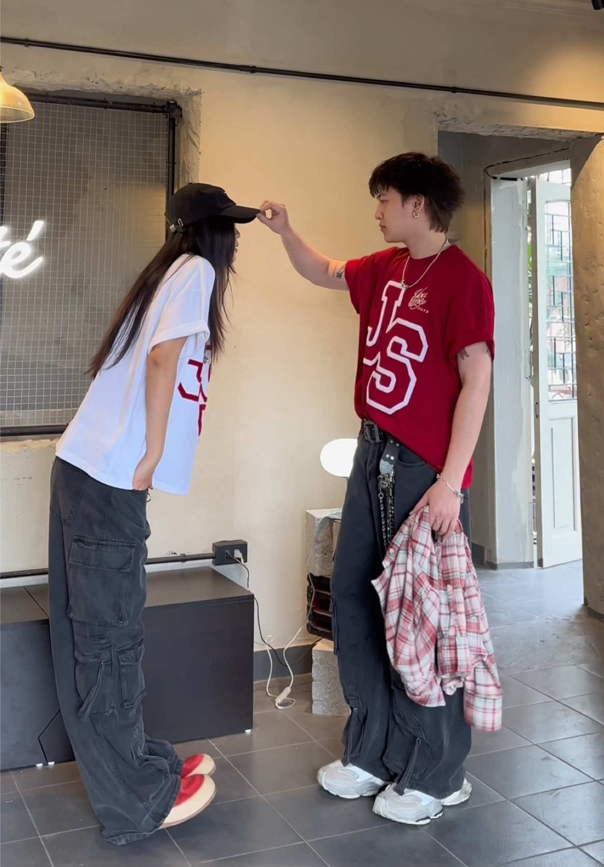 Nhả vía cho mấy bà kiếm dc anh người iu dễ thương như này nha 🤭✨❤️ #jaystoree #outfitideas #coupleoutfits #xuhuong #trending #fypシ゚ #cargopants 
