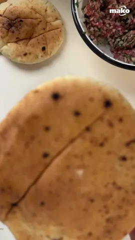 עראיס פתוח (פיתה בשר) זאת המנה הראשונה להתחסל בכל אירוע על האש/מנגל, אבל גם אפשר להכין אותה בבית על משטח פלנצ'ה/מחבת. תוספות קלאסיות בצד והסתדרתם על להיט טעים והכי פשוט שיש. טיפ שלנו: תכפילו כמויות מראש מרכיבים : ל-8 מנות: 	4 פיתות 	חצי קילו בשר טחון 	בצל קצוץ לקוביות קטנות 	חצי צרור פטרוזיליה קצוצה דק 	מלח 	פלפל שחור 	3 כפות מי סודה אופן ההכנה: 1 חוצים את הפיתות ל-2 עיגולים. 2 מערבבים בקערה בשר טחון, בצל קצוץ, פטרוזיליה, מלח, פלפל שחור ומי סודה עד לקבלת תערובת אחידה. 3 משטחים ומהדקים היטב חופן מתערובת הבשר על פני כל פיתה פתוחה. 4 צולים את חצאי הפיתות על המנגל/פלנצ'ה/מחב פסים כשהצד של הבשר פונה כלפי מטה. 5 אחרי 2 דקות בערך - תלוי בעוצמת הלהבה - הופכים לצד השני לעוד חריכה קצרה ומוציאים מהאש. *מומלץ להגיש עם טחינה, סלט ירקות, בצל מוחמץ, צ'ימיצ'ורי וכל תוספת אחרת שאוהבים.