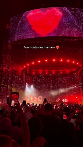 L’un des moments les plus touchants du concert 🥹❤️ 🎶 Mama - JUL x Stade de France  #JUL #rapfr #Concert 