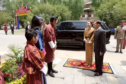 วันนี้ (วันอาทิตย์ที่ ๒๗ เมษายน ๒๕๖๘) พระบาทสมเด็จพระเจ้าอยู่หัว และสมเด็จพระนางเจ้า ฯ พระบรมราชินี เสด็จพระราชดำเนินโดยรถยนต์พระที่นั่ง  จากโรงแรมที่ประทับเพมาโกะ  ทิมพู    ไปยังพระราชวังลิงคานา (Lingkana Palace Ground)  เพื่อทอดพระเนตรการแสดงศิลปวัฒนธรรมของภูฏาน ได้แก่ การแสดงศิลปะการยิงธนู กีฬาพื้นบ้าน และงานหัตถกรรมผ้าและสิ่งทอของราชอาณาจักรภูฏาน ในการนี้ พระบาทสมเด็จพระเจ้าอยู่หัว และสมเด็จพระนางเจ้า ฯ พระบรมราชินี ทรงกีฬายิงธนู ซึ่งกีฬาประจำชาติของชาวภูฏานด้วย #ทรงพระเจริญ #สืบสานรักษาต่อยอด #สายใยมิตรภาพไทยภูฏาน #เสด็จพระราชดำเนินเยือนราชอาณาจักรภูฏาน #การเสด็จพระราชดำเนินเยือนต่างประเทศอย่างเป็นทางการครั้งแรกในรัชสมัย  #พระลาน 