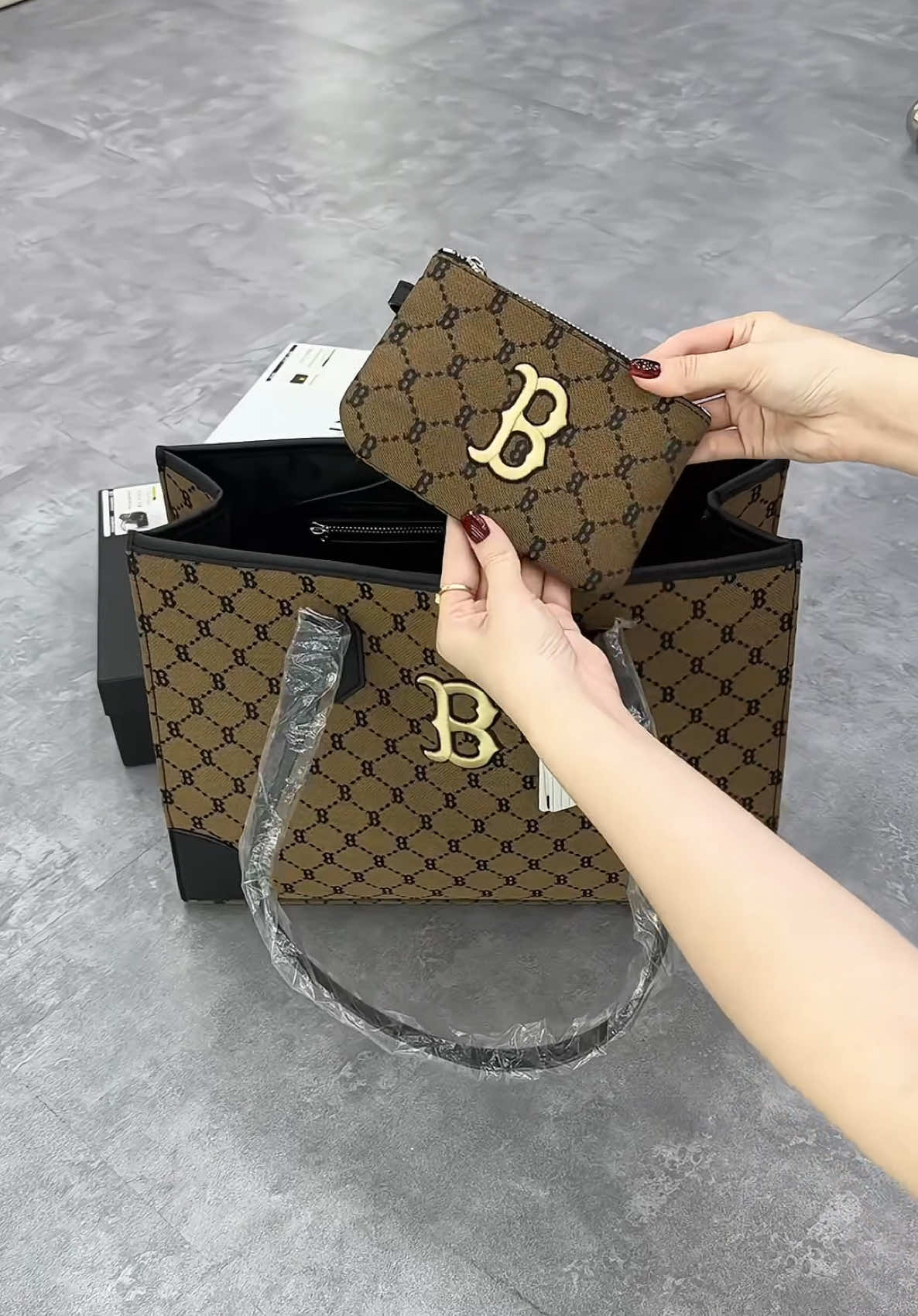 Mùa du lịch đến thậtttt rùi, bag to cho cị em đựng đồ thoải mái 👜#Ngoctrantui #Tranngoc #tuixachnu #tuixachquangchau 