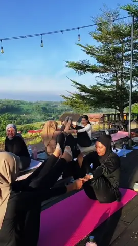 Yoga dengan view matahari terbenam 🌥🌿🧘🏻‍♀️ #hitstulungagung  #viraltulungagung  #kulinertulungagung  #yogatulungagung  #viraltiktok  #fyppppppppppppppppppppppp  #tulungagung  #flowmorning  #cafetulungagung 