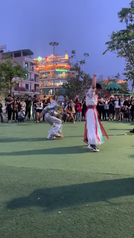 Trốn đại vương lên trần gian thì vô tình lạc vào khu tự trị lãm làng. Không nhảy là bị chích điện