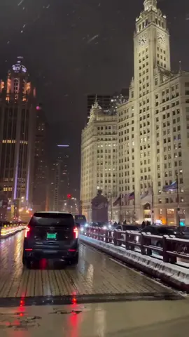 Welcome to United States of America 😍❤️🇺🇲 #unitedstates #city #estadosunidos #foryou #fyp #fyp #viral #travel #chicago #traveltiktok #nyc #newyork #newyorkcity #skyline #america #eeuu #manhattan#chicago #downtown #chicagodowntown #chicagoarchitecture #usa #foryou #foryoupage #foryourpage Chicago, travel Chicago, winter road trip in Chicago, scenic city winter drive, snow drive, Trump International Hotel & Tower Chicago, London House Chicago