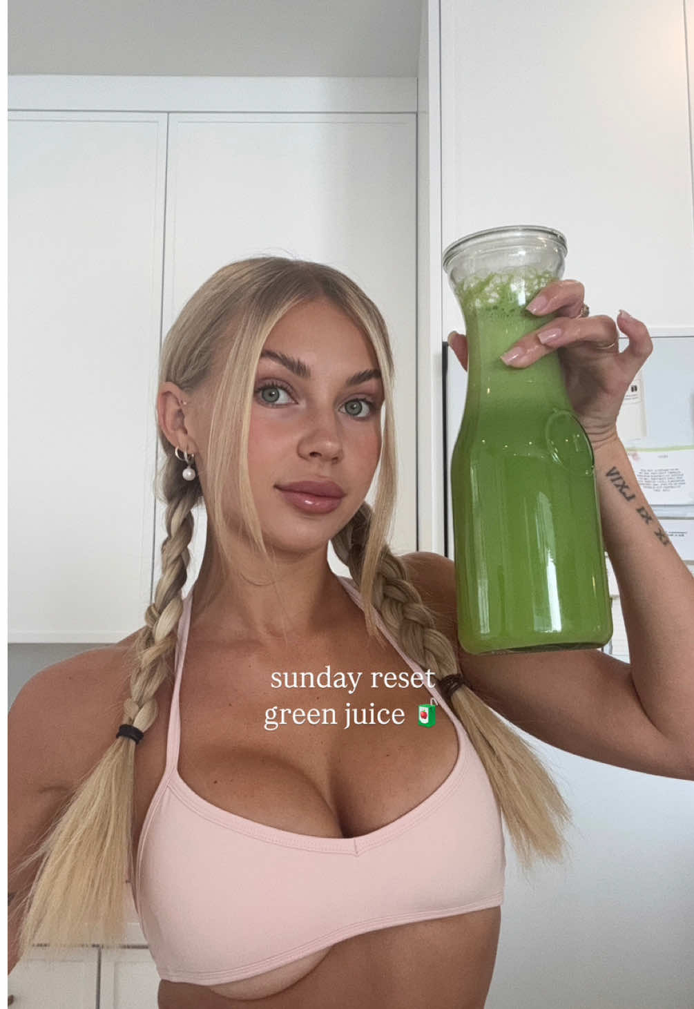 Sunday reset green juice! 🥒 🍋 🍏 🫚 🥬  What you need: - one cucumber  - one bundle of celery  - 2 lemons  - large chunk of ginger  #fyp #fypシ #foryou #foryoupage #greenjuice #greenjuicerecipe #sundayreset #health #healthiswealth #glow 