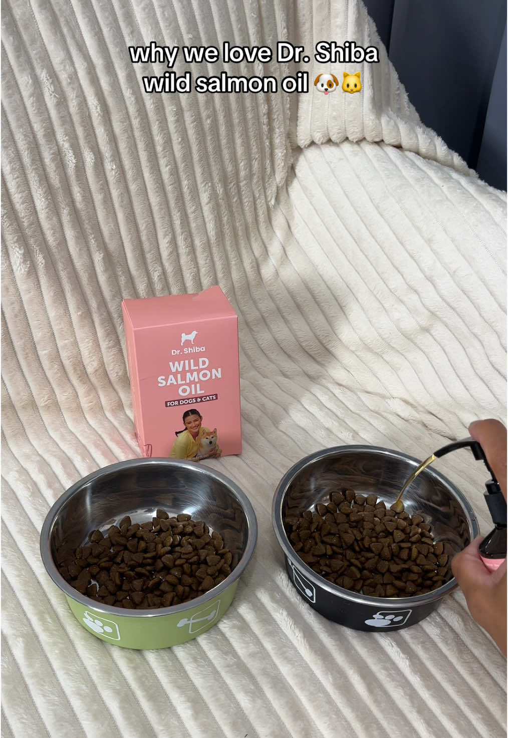 gusto nila yung amoy at lasa nito pag hinalo sa pagkain #drshibawildsalmonoil #salmonoilfordogs #drshiba #drshibasalmonoil 