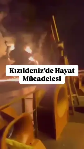 Kendi Çekimim Değildir Arkadşımın Gönderdiği Bir Videodur.Kızıldeniz'de sivil denizciler ateşin ortasında! Ras Isa Terminali'nde düzenlenen hava saldırıları sırasında, Husilerin zorlamasıyla demirde bekleyen gemiler limandan ayrılamıyor. Gitmek isteyenlere uyarı ateşi açıldı, ayrılmalarına izin verilmedi. Şu anda bölgede toplam 17 Türk denizci mahsur durumda. Birçoğunun ailesi yaşananlardan habersiz... Yük gemileri savaşın tarafı değil, hedef hiç değil... Ama yine en büyük bedeli masumlar ödüyor. Allah orada bulunan tüm denizcilerin yardımcısı olsun!🙏#kızıldeniz #shipexplosion #iranpatlama #denizcilik #gemi #sea #fire #ship #Ship #travel 