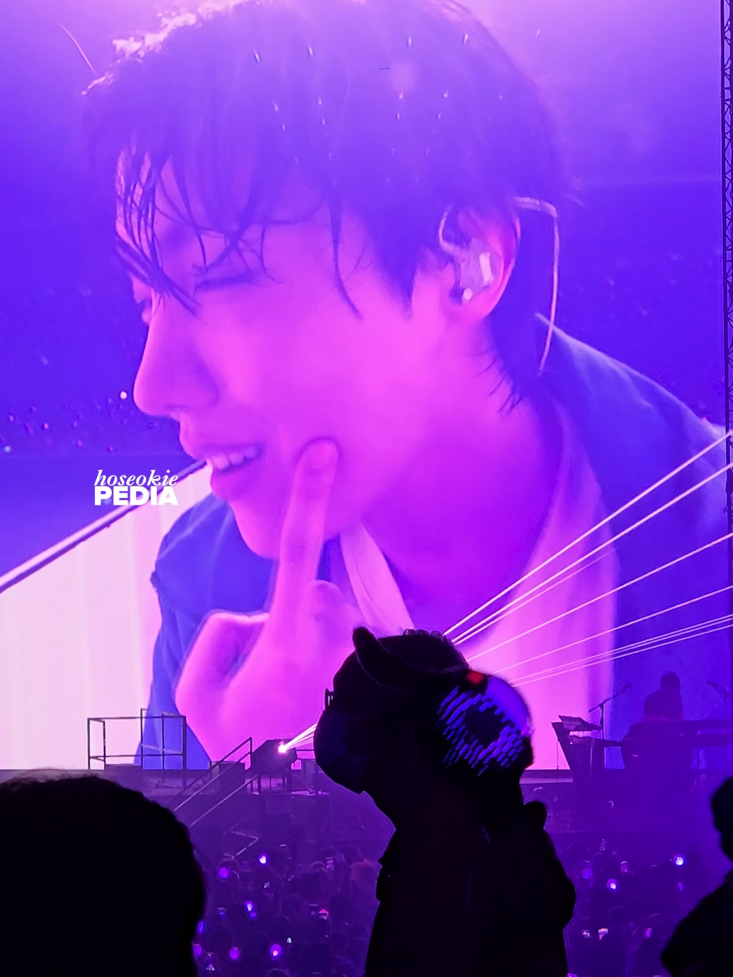 Who wants to give this boyfriend a kiss? #제이홉 #jhope #hope_on_the_stage_tour_singapore #hos_tour_singapore