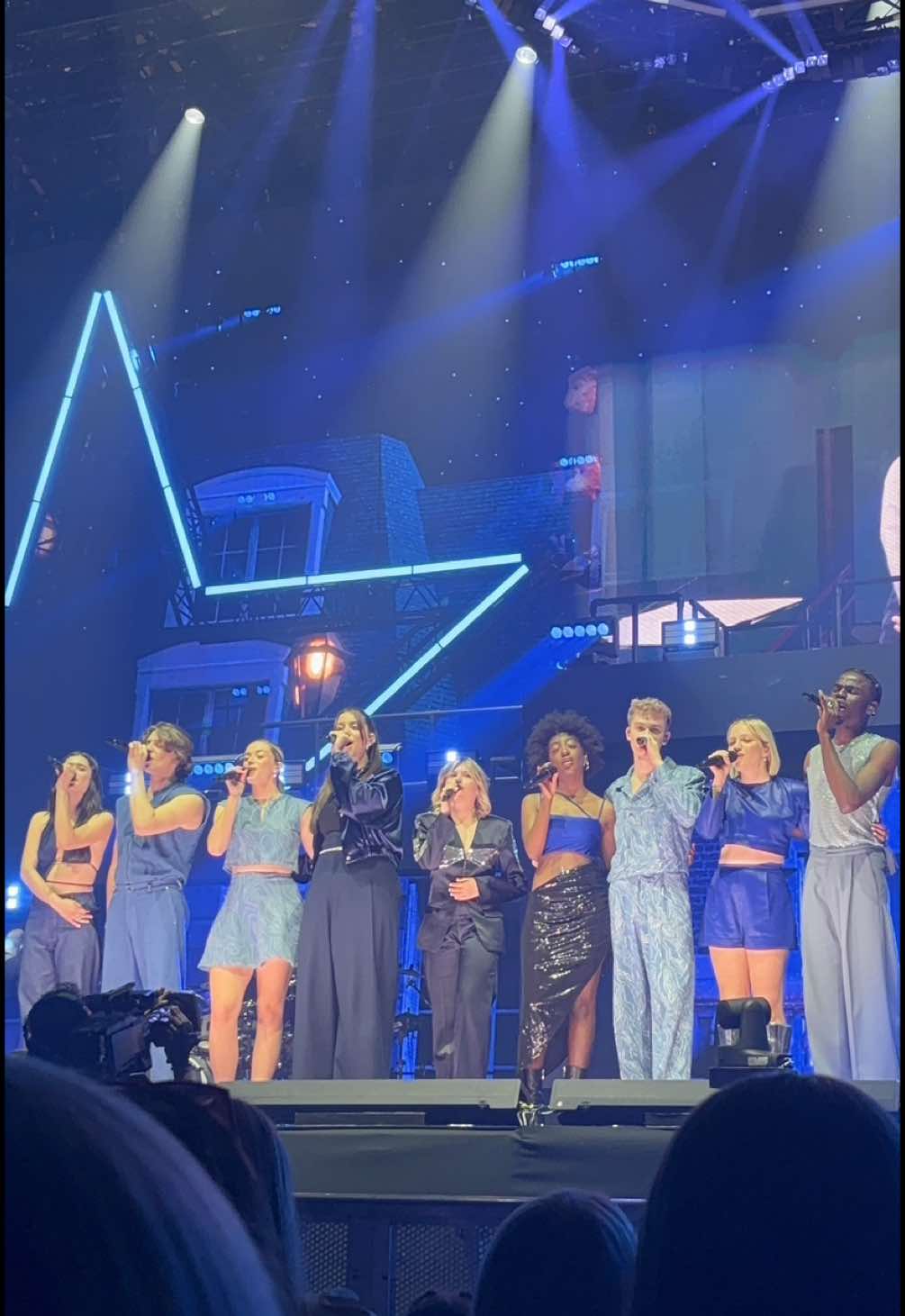 Merci la @Star Academy ❤️ #devinelapersonne #pourtoi #fyp #staracademy @marinedmusique @emmaaamusic_ @ebonyqueensheba @Franck lenar @marguerite @moicestmaia @maureenvalet @charlesdoreoff @Ulysse 