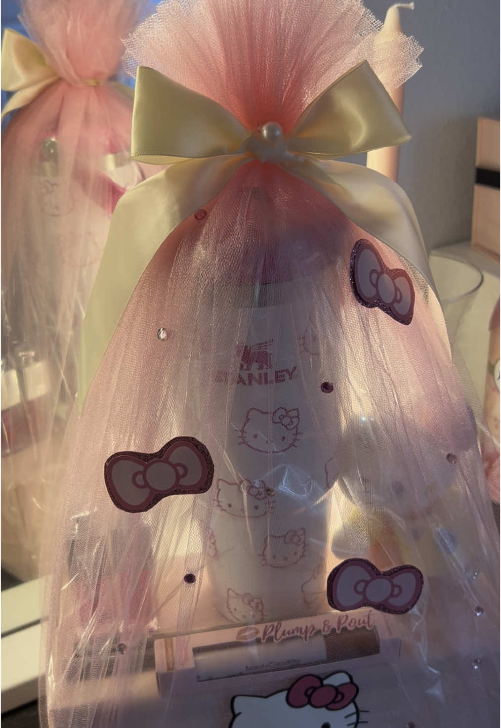 Pour decorating process in a flash 🩷 gift her our beautiful mini hello kitty bundle #hellokitty #hellokittylover #gift #giftideas #giftsforher #giftshop #hellokittykeychain #hellokittystanley 
