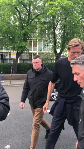 Premier league legend Peter crouch signing for us and fans after the Chelsea Everton match  #football #crouch #petercrouch 