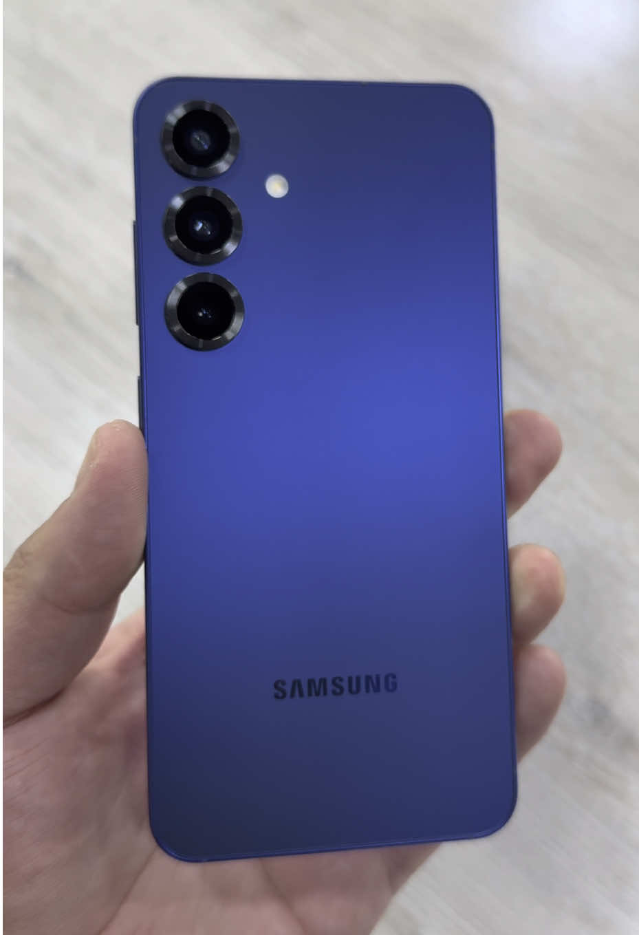 Samsung S25 📲 El Samsung Galaxy S25 cuenta con una pantalla Dynamic AMOLED 2X de 6.2 pulgadas con resolución FHD+ y tasa de refresco de 120Hz. Potenciado por un procesador Snapdragon 8 Elite for Galaxy, el Galaxy S25 ahora tiene una única variante con 12GB de RAM y opciones de 128GB, 256GB y 512GB de almacenamiento. La cámara triple se repite este año, con un sensor principal de 50MP, un lente ultrawide de 12MP y una cámara telefoto de 10MP con zoom 3x y la cámara frontal es de 12MP. El Galaxy S25 se alimenta de una batería de 4.000 mAh con soporte para carga rápida, y completa sus características con parlantes stereo, lector de huellas bajo la pantalla, protección contra polvo y agua y Android 15. @Samsung @SamsungColombia  #samsung #samsungs25 #samsunggalaxy #lejotech 