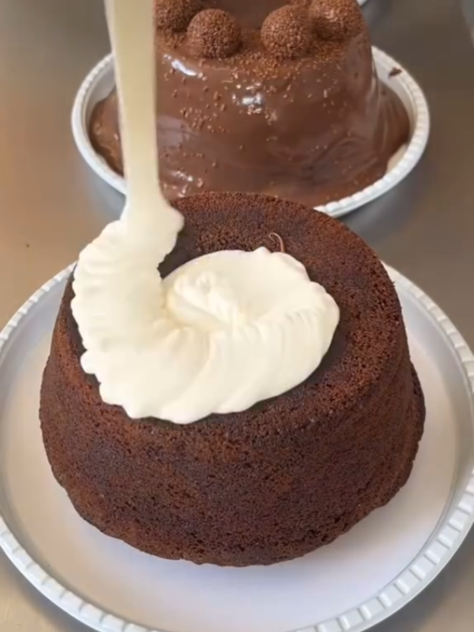 Você quer fazer bolos incríveis, vender mais e encantar seus clientes? Então essa apostila foi feita pra você! Nela você encontra: ✨ Recheios frios prontos pra lucrar ✨ Massas estruturadas e fofinhas ✨ Caldas perfeitas pra umedecer sem exagero ✨ Geleias caseiras que dão um toque especial ✨ Ganaches que deixam qualquer bolo irresistível Tudo com passo a passo simples, ingredientes acessíveis e dicas que facilitam o seu dia a dia na confeitaria! Chega de perder tempo com receita que não funciona. Essa apostila vai te ajudar a vender mais e conquistar clientes fiéis! Garanta a sua agora! Link na bio ou me chama no direct! #confeitaria #bolosrecheados #recheiosparabolos #receitasdeliciosas #confeiteirainiciante #confeiteiralucrativa #apostiladebolos #recheiosfrios #ganacheperfeita #empreendedorismofeminino #vendamais#f 