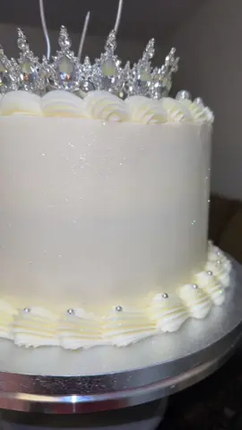 Instagram @yesseliebakery 📞 346-9782535 #crown #cakes #corona #glitter #tendencia #mariposas #silver #plateado #buttercream #viral #fyp #white #plata #maryland #germantown 