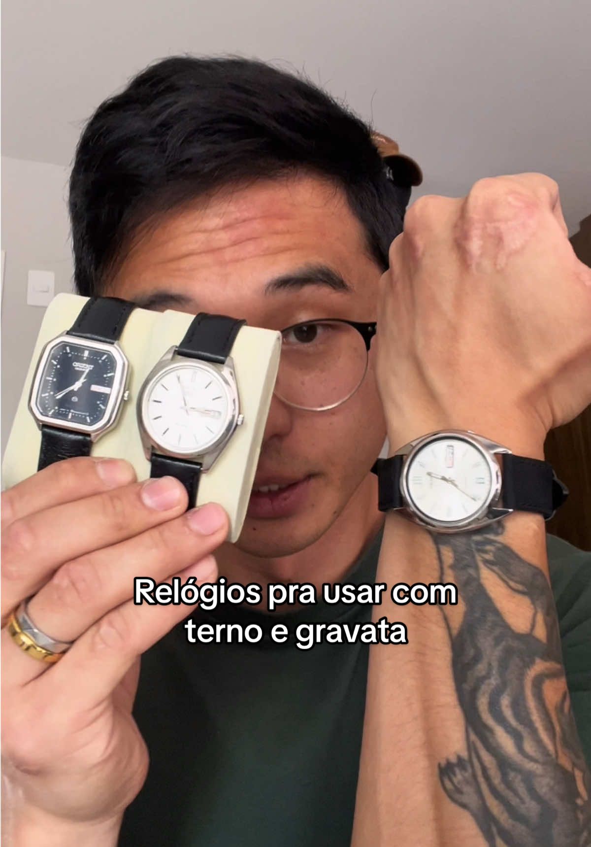 Relógios pra casar ou usar com terno e gravata sem fazer feio. Vem ver algumas opções pra você saber o básico na hora de escolher o seu. 🫡