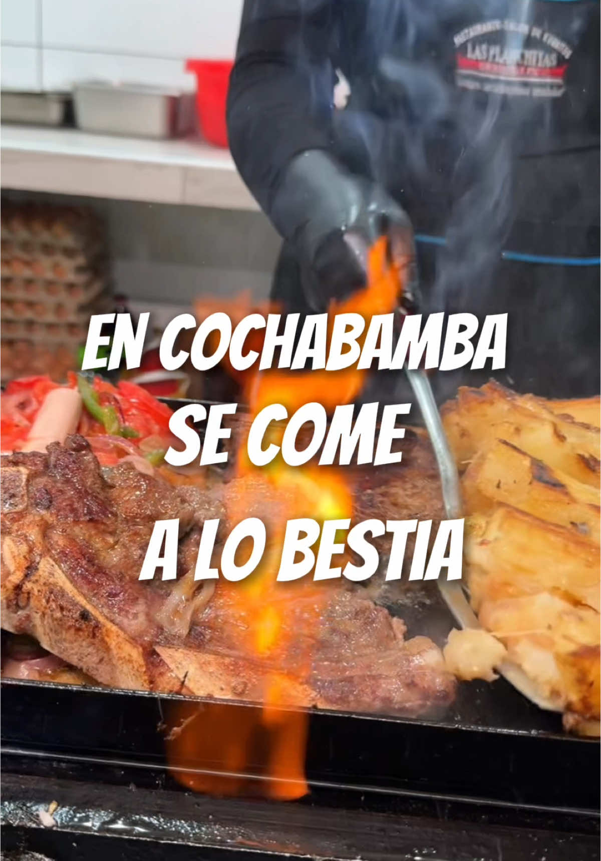 En Cochabamba se come a lo bestia 🍴😋 @planchitasoriginalesprado ingrese a su cocina para mostrarte cada detalle de su preparación 👩‍🍳 ¡Lleva de todo! Es una delicia de gran tamaño con mucho sabor. * Planchita: Bs.110 Puedes acompañar tu planchita con una cerveza 🍺 * Pique Bs.130 * Charque de llama Bs.130 * Garapiña Bs.20 📍Av.Ballivian # 762 (El Prado) entre La Paz y Oruro lado 