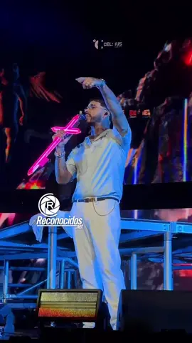 El artista puertorriqueño @anuel enciende el escenario esta noche, durante la celebración del HBD de @alexsensation cantado “Amanece” Más en @reconocidosrd#reconocidosnet #anuel #anuelaa #prudential