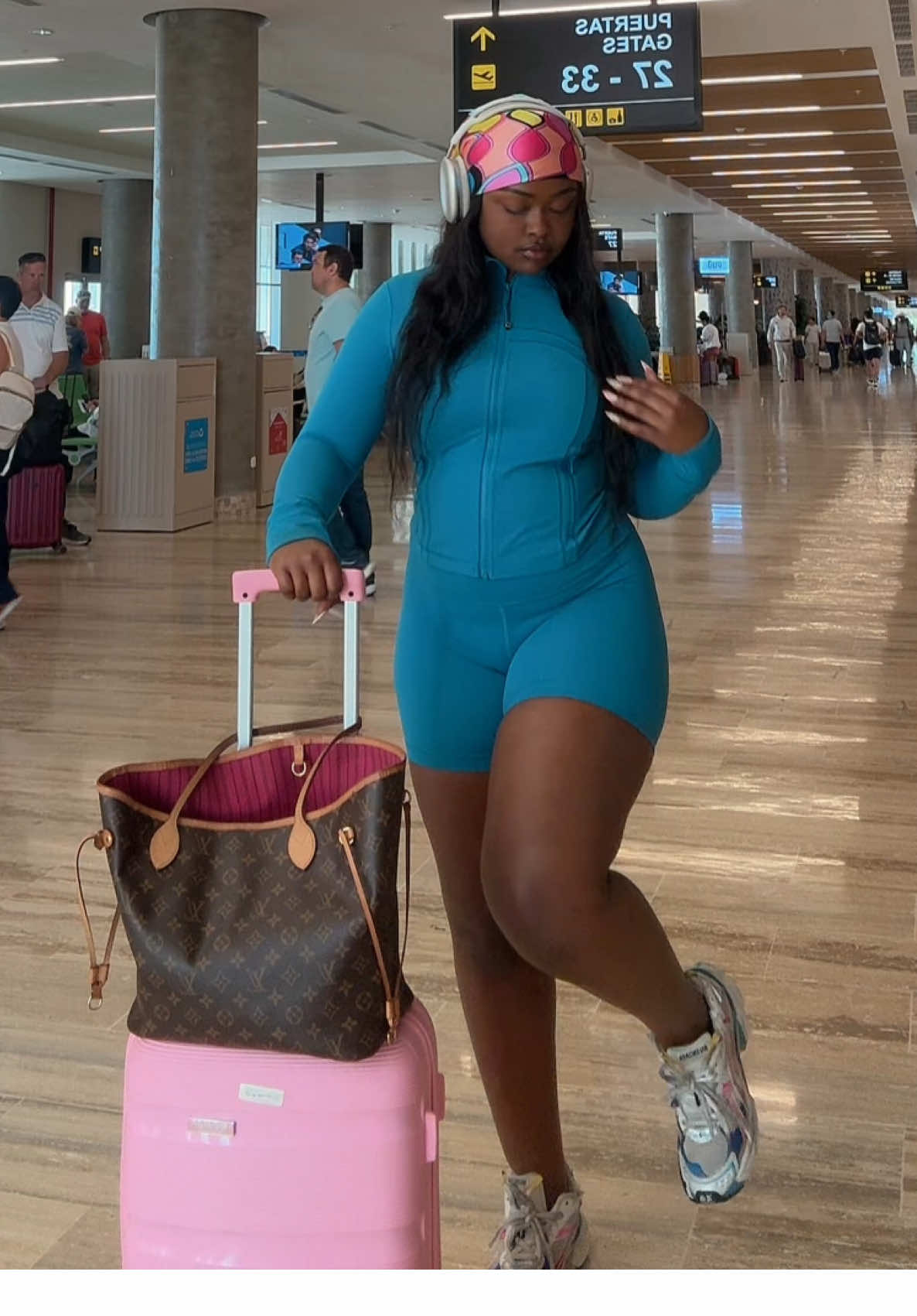 love the Hawaiian blue lululemon set 🥲🥲 #OOTD #airportoutfit #puntacana 