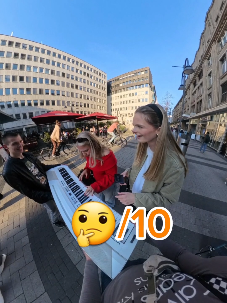 Rating strangers piano skills on the street #piano #rating #pianoskills 