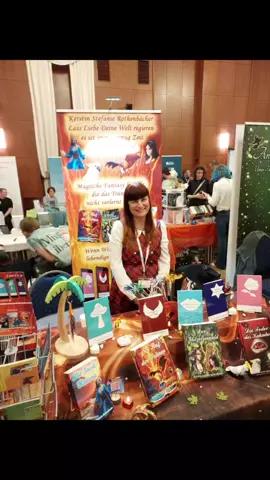 Hallo Ihr Lieben, was für ein aufregend wundervoller Tag ✨ ​und heute muss die Welt mein Grinsekatzengesicht ertragen 😉 Die erste PaBuCo @parchimer_buch_und_comicmesse und gleich so ein Spektakel rund um lebendige Zeilen  📚 und fantasievollem Cosplay! 💎 Ich bin total überwältigt von der großartigen Atmosphäre in der feierlich hergerichteten Stadthalle 🎉, der fantastischen Orga von der lieben @sabinereifenstahl­_autorin ​💪 und dem unermüdlichen Roli, der sich tatkräftig und aufmerksam um unser aller Wohl gekümmert hat! 🤩 Es war so herrlich unkompliziert und ich fühlte mich superwohl! 💃 Der wertvolle Austausch und die tollen Tipps wurden noch getoppt von den lieben Menschen um mich herum, neu entdeckten und sehnlichst erwarteten Bookies ​🌠 Liebe @Ostsee_Jani i Deine herzliche Art und das witzige Geschenk versüßte mir auch dieses Mal wieder den Tag!    💕 Mit der lieben @Kaja_Paulan_Fantasyautorin  an meiner Seite lächelte ich mich durch den Tag! 😁 Endlich lernte @Johannes Freitag Autor  persönlich kennen und seine Lesung war „Traumhaft“ 📖​ Wie wunderbar, Euch zu treffen ​ 🌻 @jofiechen @lostingames1 @alex.pudlich @poesie_der_leisen_toene @matthias.lange.autor @claudiafreund_autorin Und so viele mehr 😲 Meine Bücher in die Hände von strahlenden Mädchen zu legen, lässt mein Herz tanzen! 🪶 💃 🎁 Ich sende Euch glücksüberschäumende Grüße 🍀 #buchmesseparchim #schönemomentesammeln #buchmesse #fantasyliebe #jugendbuch  