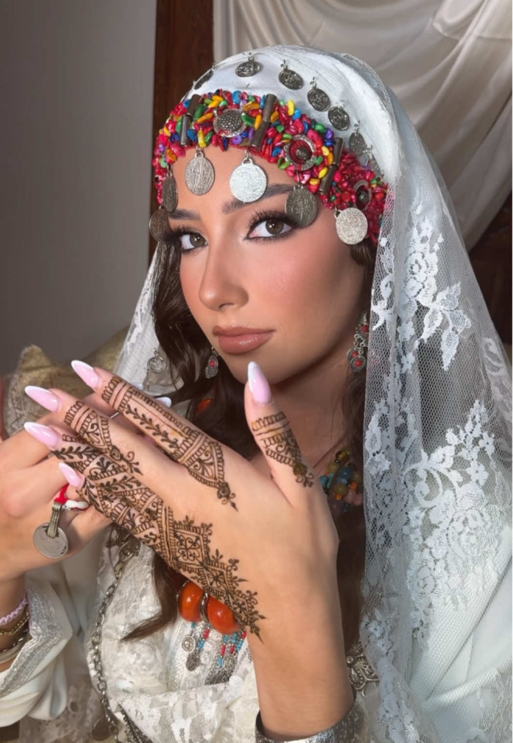Beauté ♓️🇲🇦💛 Dress @Eljad caftan ✨ Henna @Sh_headspa ✨ Décoration @Henna Fella💕🍃  #makeup #maquilleuse #bridetobe #pourtoii #maroc #rif #hdd_makeup #fyp #negafa 