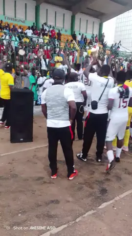 La joie des supporters et joueurs de Semassi FC qui scande le nom de leur Coach Olufade Adekanmi après la victoire face à Dyto FC 3 buts à 0 lors de la finale de la coupe de l'independance du Togo.  #AfricaviDjidji #AiPS #Tiktok #Togo #Coupedelindependance #Football #motivation 