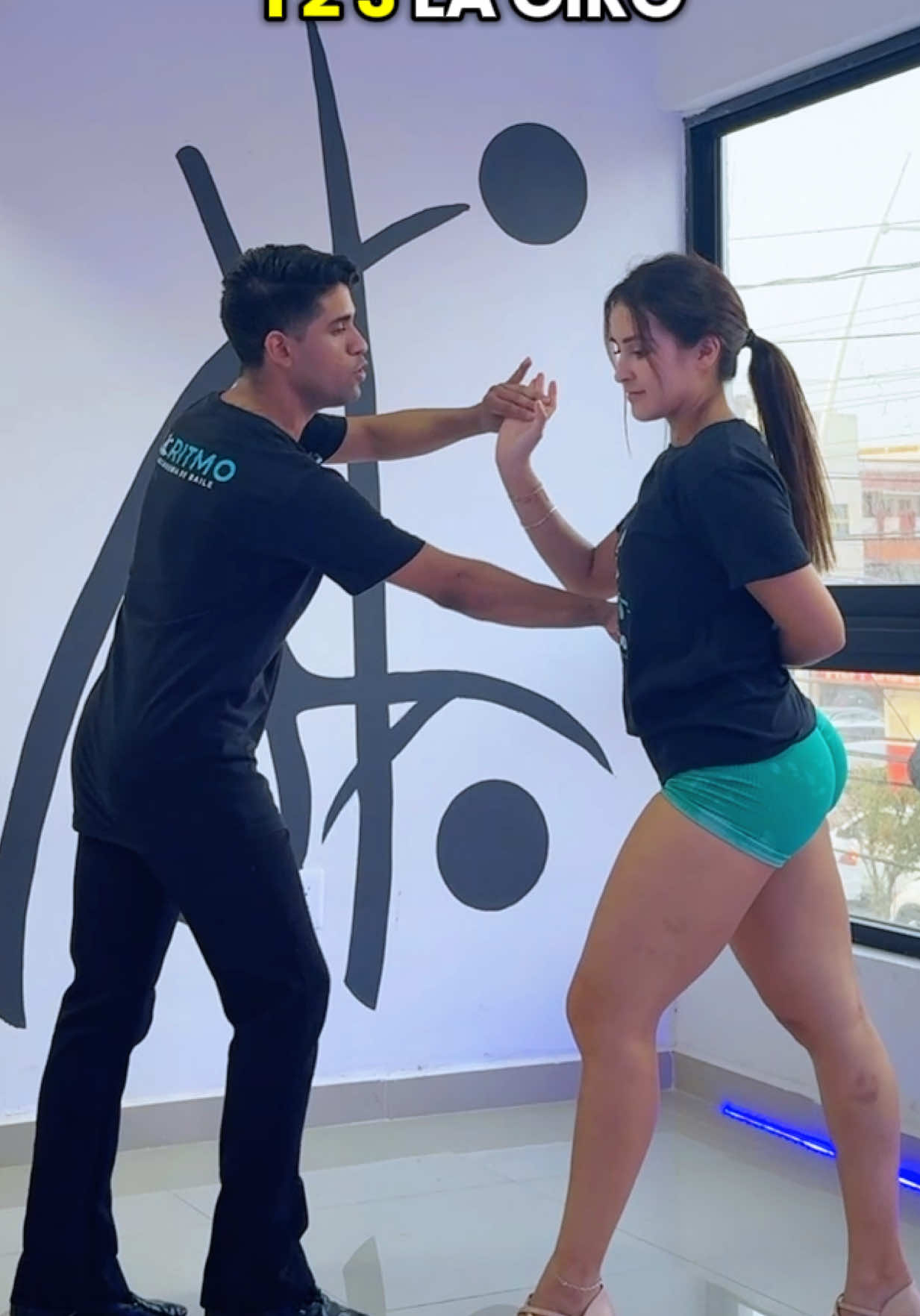 •DOMINGO DE PASITO DE SALSA EN LÍNEA. 🤍  A ustedes les gusta más la salsa en línea o salsa cubana?🤔 📌Pónganlos en práctica con la Chavita que les gusta ✨